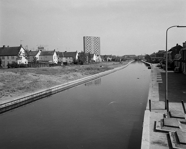 851996 Gezicht over de Kromme Rijn te Utrecht, vanaf de Albatrosbrug te Utrecht, met links bebouwing in de Sterrenwijk, ...